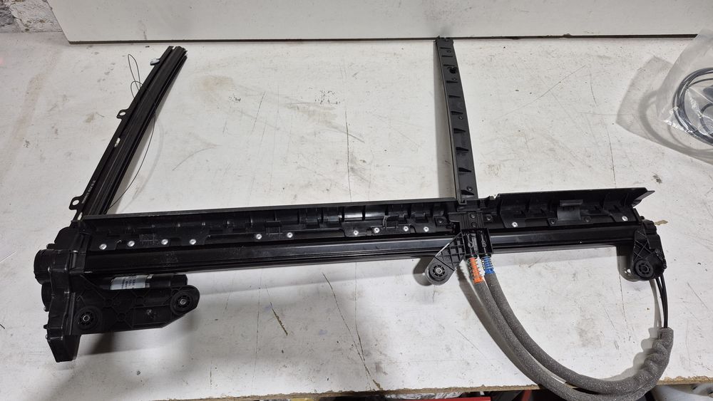 Roleta elektryczna LandRover RangeRover Evoque M8E2-246A73-AM