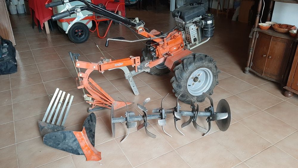 Motoenxada como nova com 3 velocidades para frente e 1 de marcha atrás