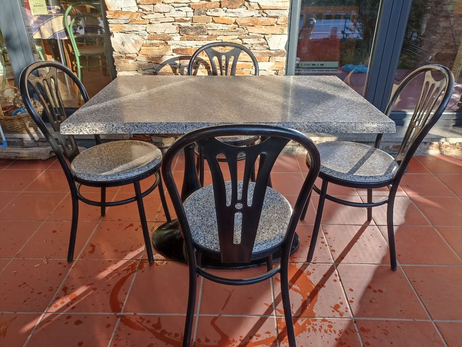 Conjunto de Mesa e Cadeiras