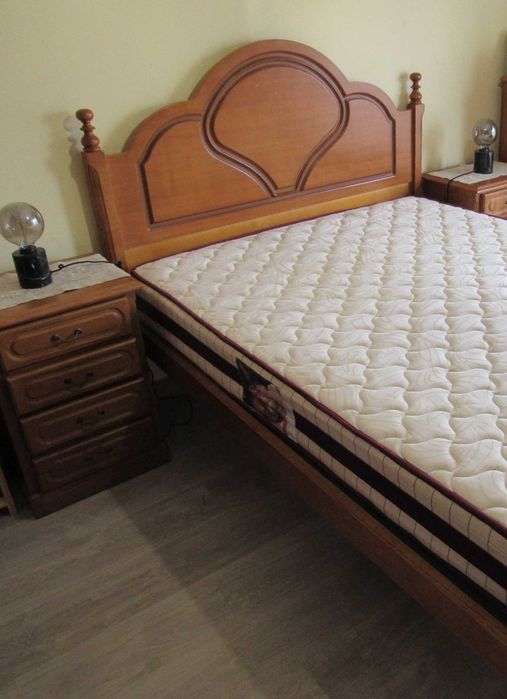 cama + estrado + colchão + 2 mesas de cabeceira