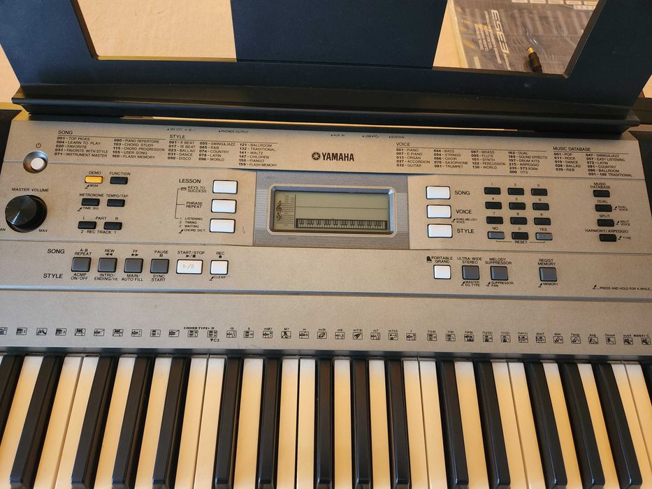 Teclado Yamaha PSR-E353 e pedal NP-2