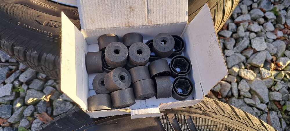 Felgi aluminiowe 15" z oponami VW golf 4  ZIMA   super stan