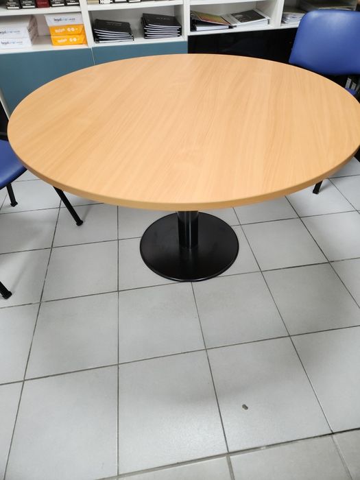 Mesa de reuniões redonda + cadeiras