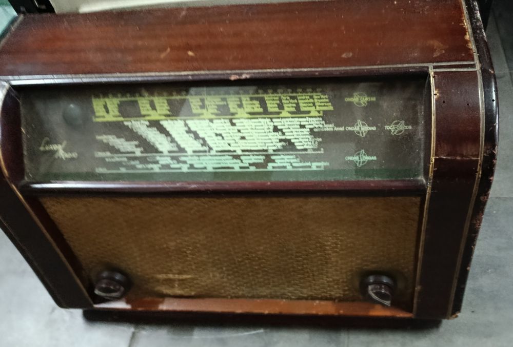 Rádio antigo madeira maciça