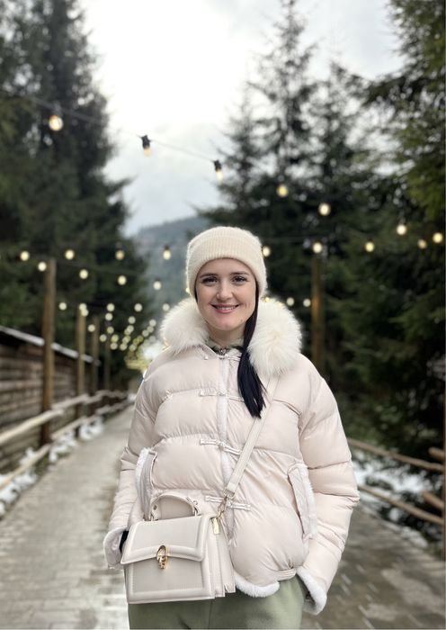 Продам куртку молочного кольору