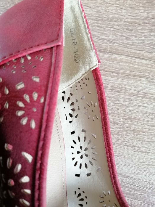 Czerwone buty na koturnie - solidne, mało używane