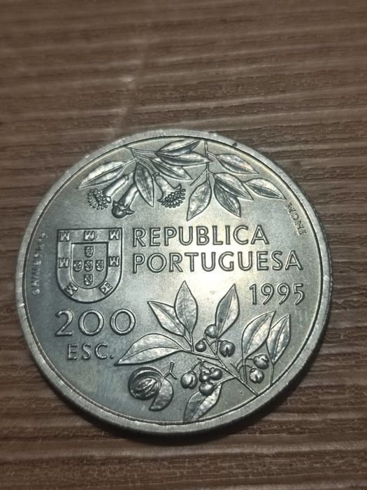 Moedas comemorativas de 200 escudos