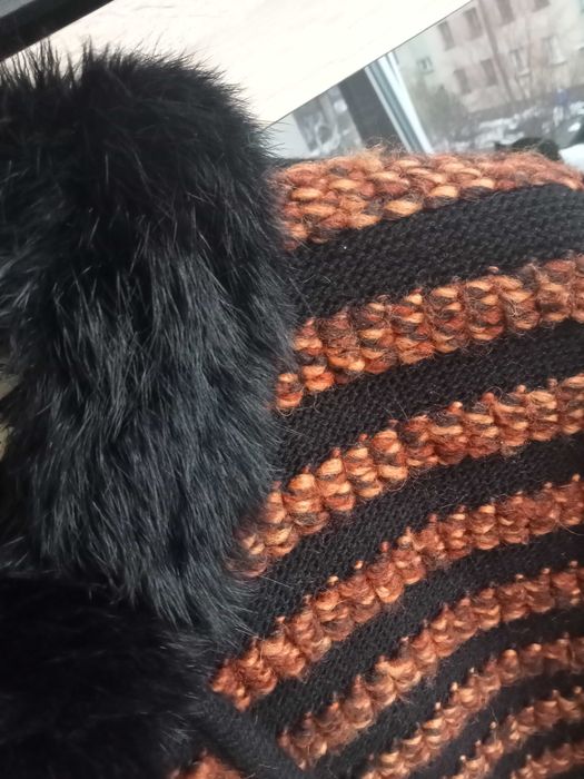 Sweter rozpinany z futerkiem w czarno - rude pasy