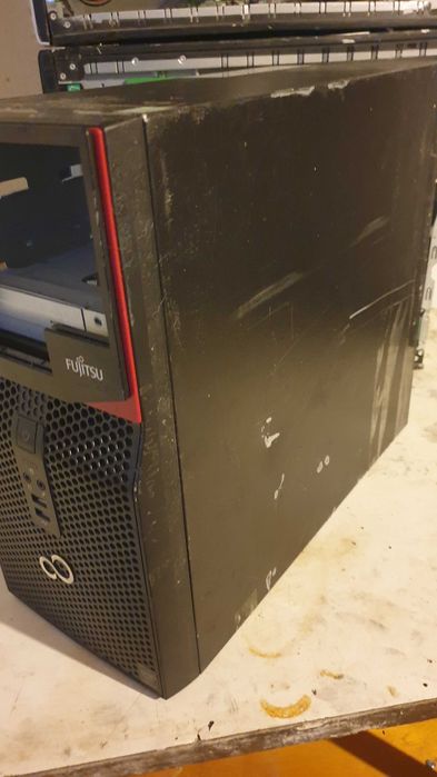 Корпус Fujitsu схоже на Esprimo P556