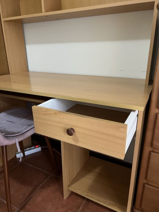 Secretária com estante e gaveta