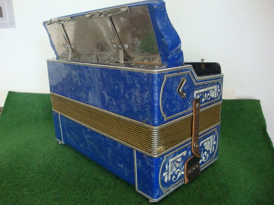 Modern Accordion, Neuchâtel, Switzerland, Italy, 3-Voice, No. 5664750942276865121