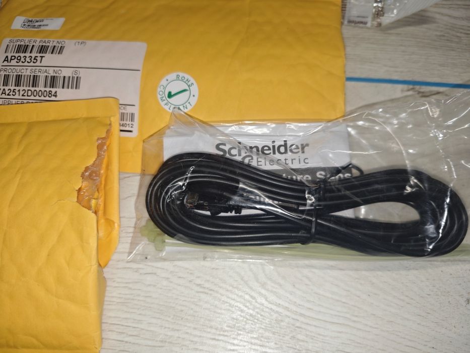 2 sztuki Oryginalny czujnik temperatury APC (Schneider Electric) AP933