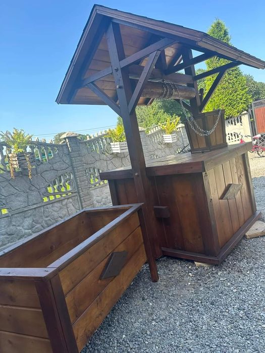 Studnia z donicą na kwiaty