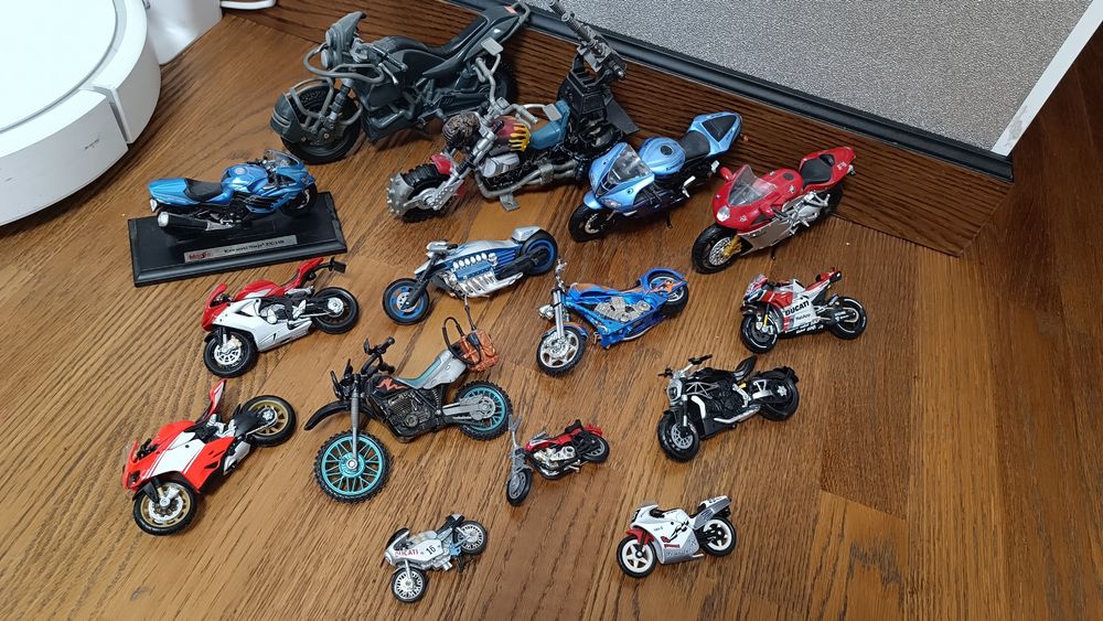 Колекция игрушек мотоциклы