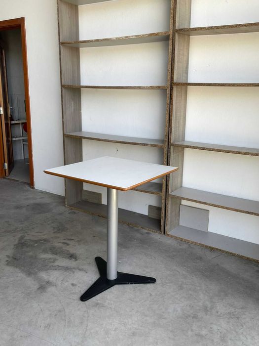 Mesa de tampo quadrado