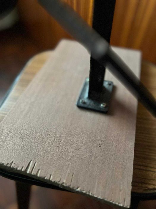 Monitor BenQ com suporte em madeira