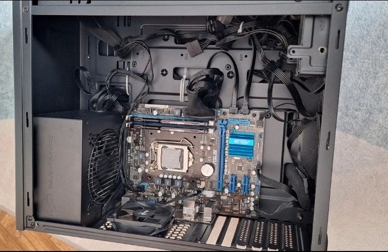 komputer bez karty graficznej oraz dysku