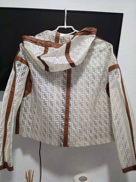 Fendi не звичайний дощовик