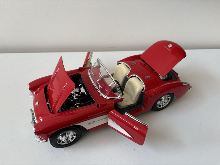 Model Chevrolet Corvette 1:18 BBurago Burago (maisto welly)