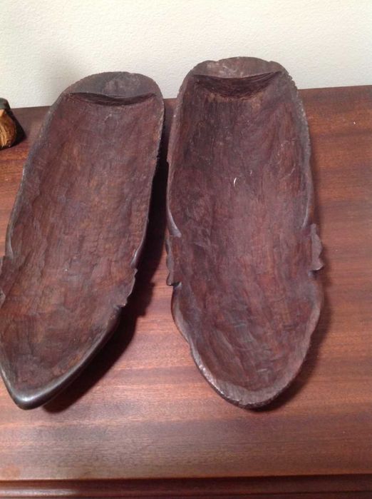 Par de máscaras, em madeira africana, com 28 cm