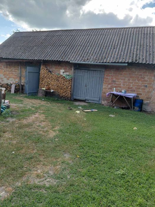 Продам хату в центрі села