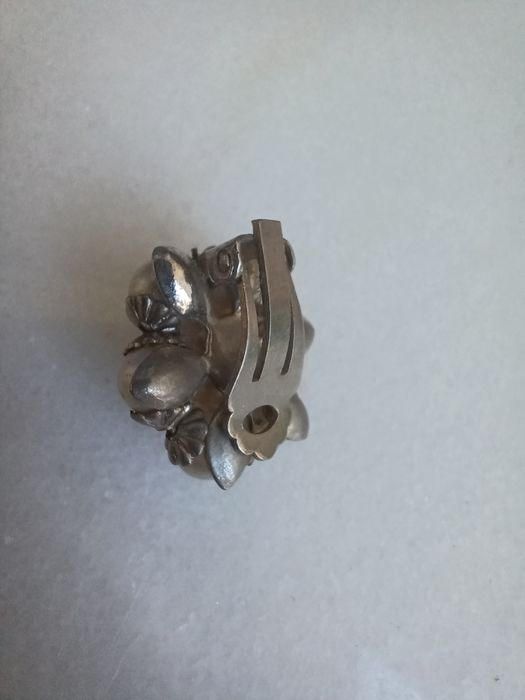 Brinco, alfinete e medalhinha