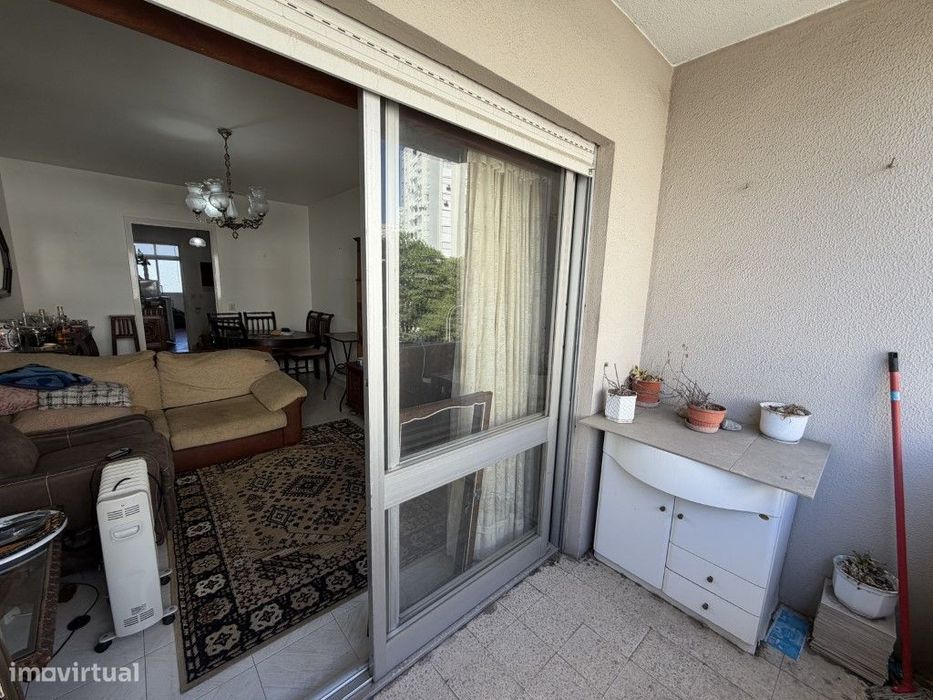 Apartamento T2 | Praça Do Metro De Alfornelos