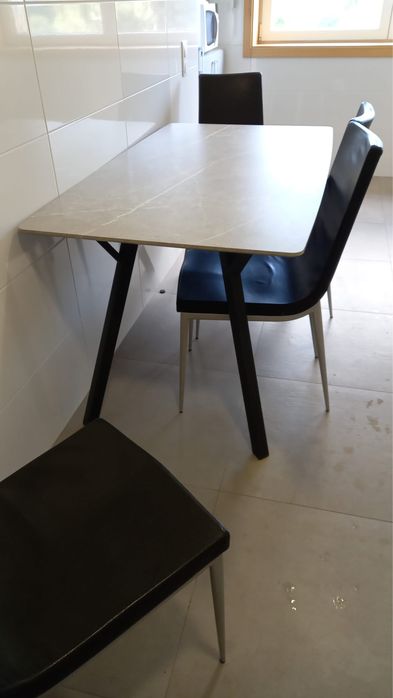 Mesa c tampo cinza pernas pretas