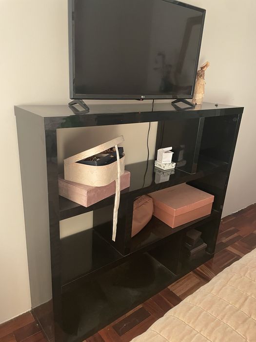 Estante lacada preta