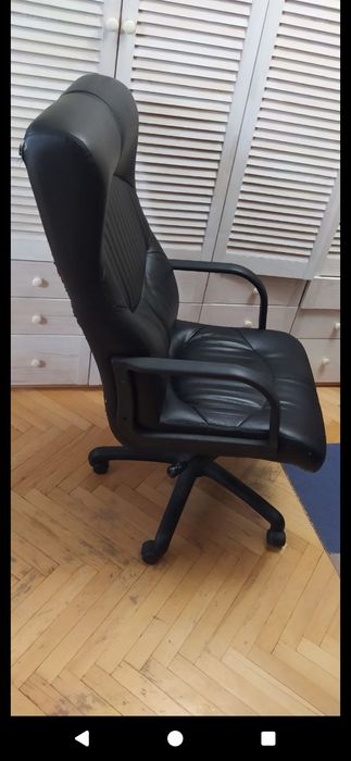 Крісло шкiряне.Вживане.