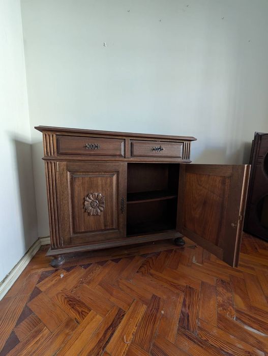 Estante em madeira escura