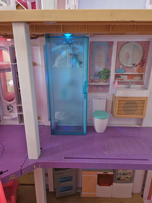 Domek Barbie ze zjeżdżalnią i basenem.