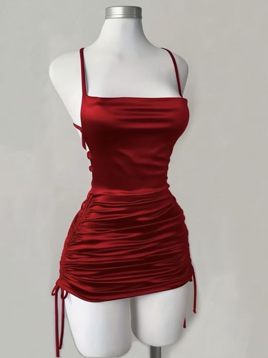 Ефектна червона сукня з відкритою спиною та утяжкою