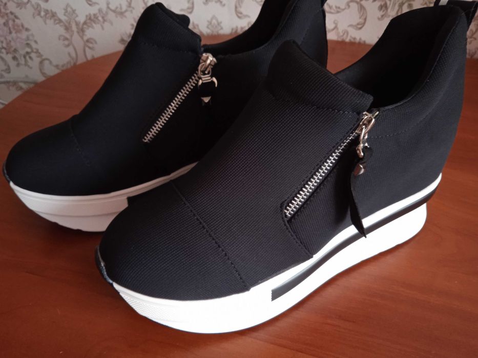 Продам женские кроссовки.