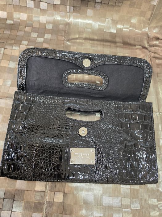 Carteira de mão Nine West preta estilo envelope com textura de crocodilo