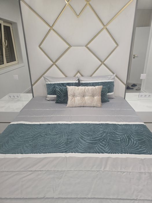 Coberta de cama com almofadas decorativas