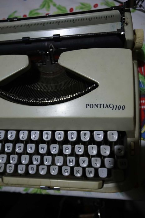 Máquina de escrever Pontiac 1100 em bom estado, pouco uso