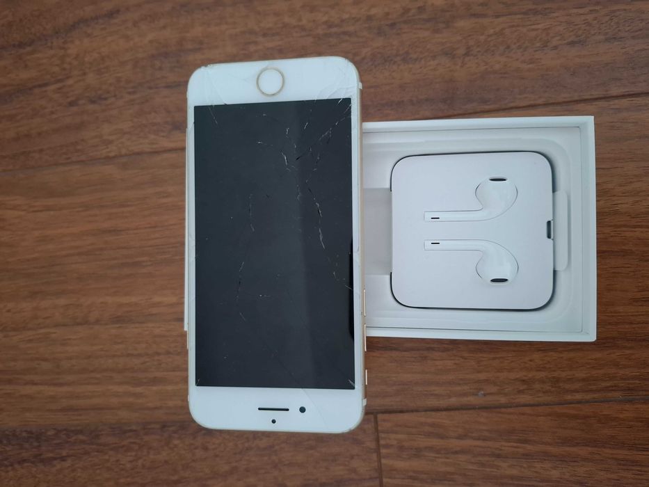 Vendo iPhone 7 totalmente funcional, com ecrã estalado.