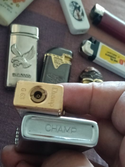 Dois isqueiros Champ ,para coleção ou outros