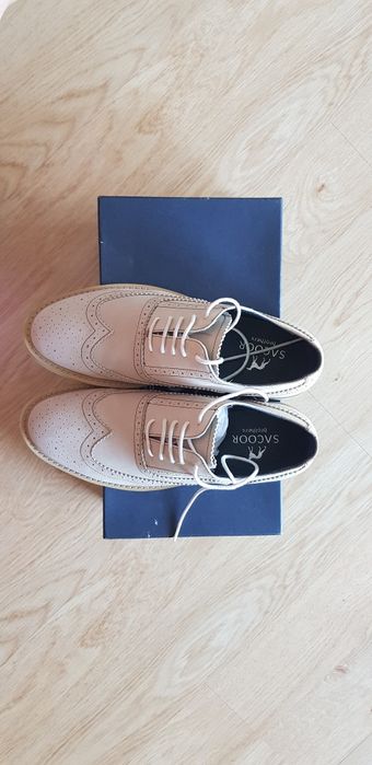 Sapatos de homem brancos Sacoor novos