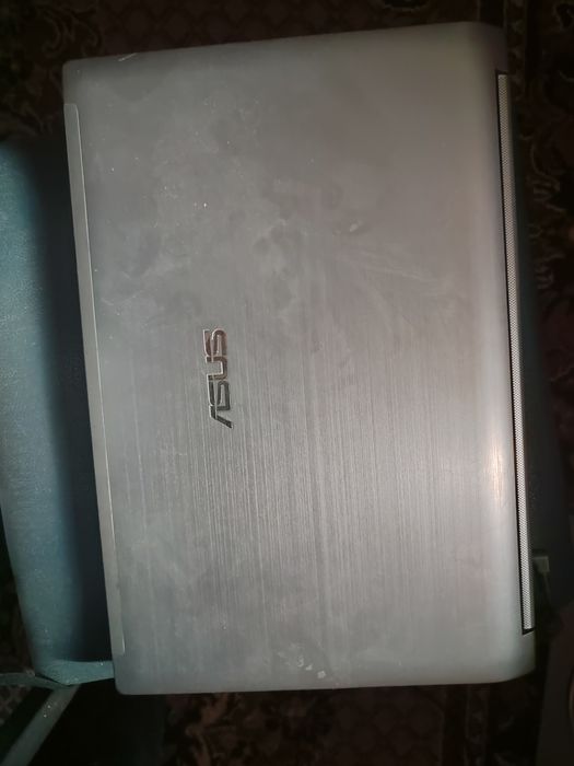 Ноутбук ASUS N53SM у робочому стані.