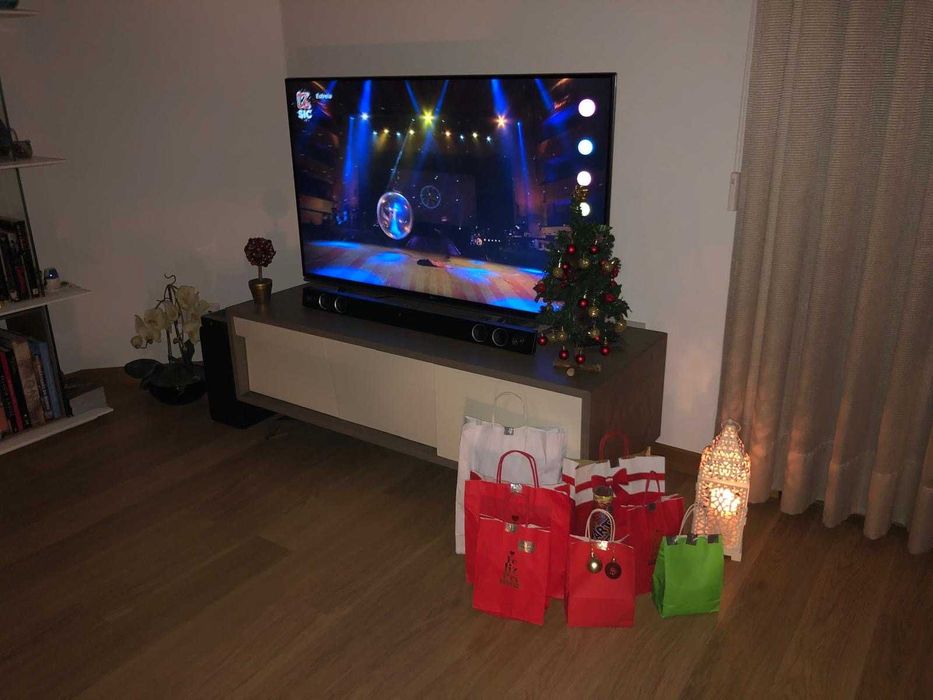 Móvel de TV Moderno • Branco e Madeira • Excelente Estado