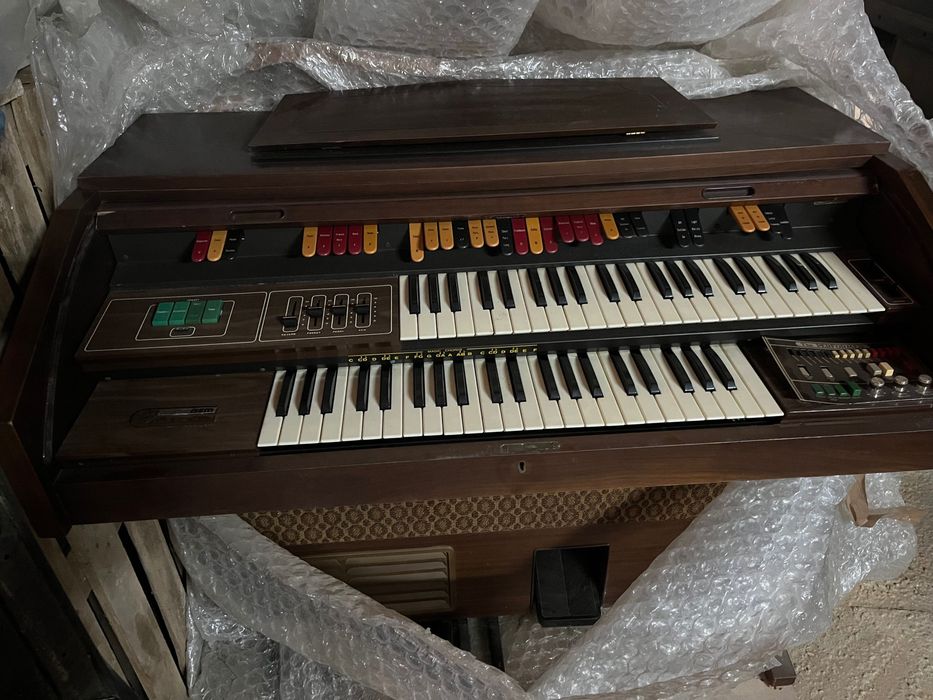 Piano musical em bom estado