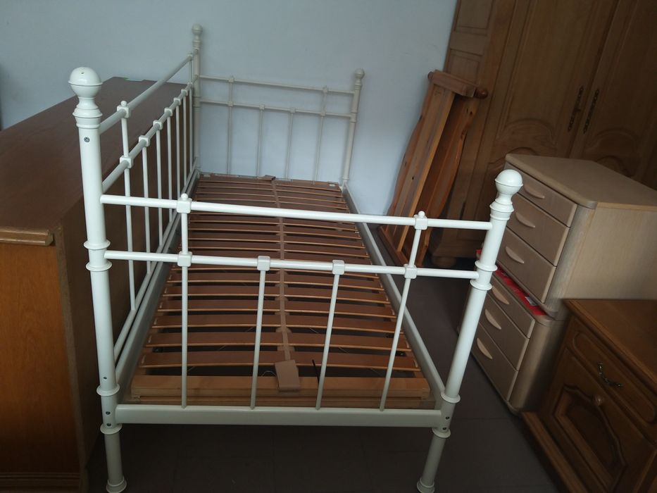 Łóżko dziewczęce białe metalowe 90x200 cm kompletne