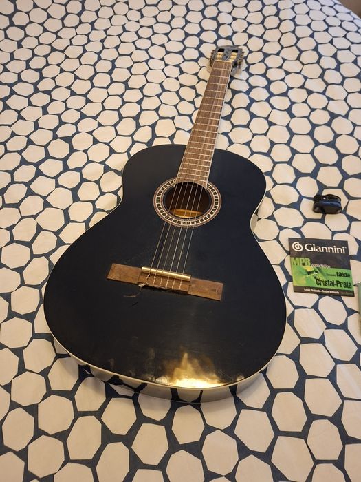 Guitarra acústica com jogo cordas e afinador