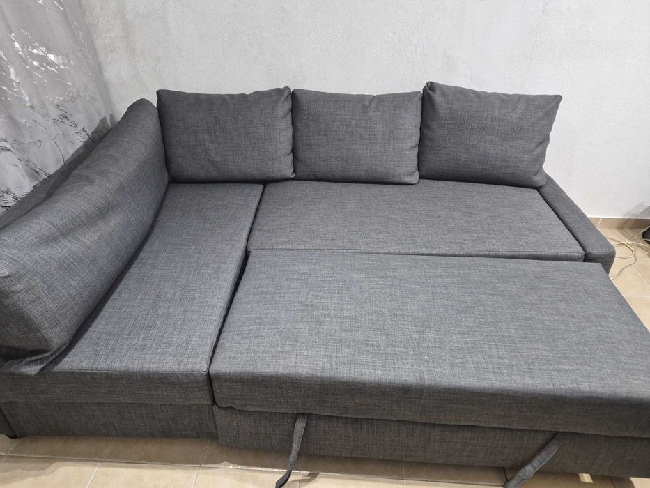 Sofá de canto cinzento com chaise longue e arrumação