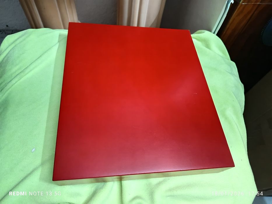 Vendo secretaria , prateleiras diversas e candeeiro