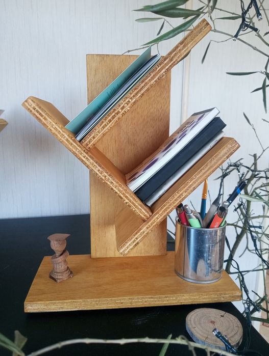 Prateleira com vários modelos. Pode ser de mesa ou suspensa.