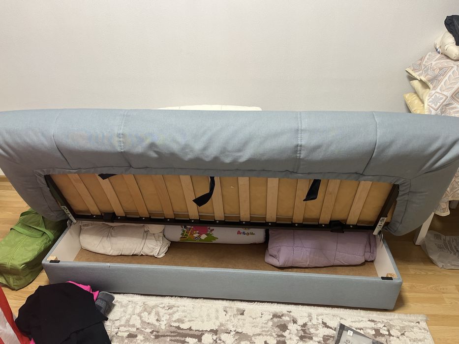 Диван блакитно-сірого кольору