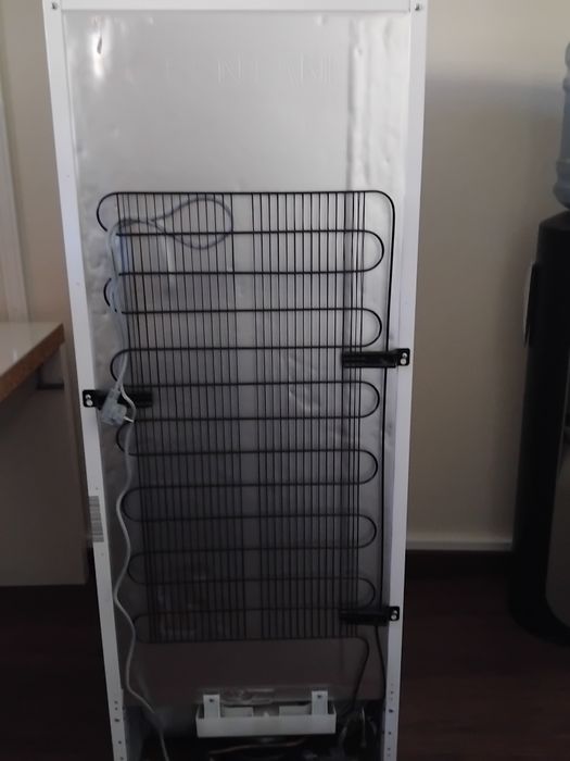 Frigorífico semi novo .